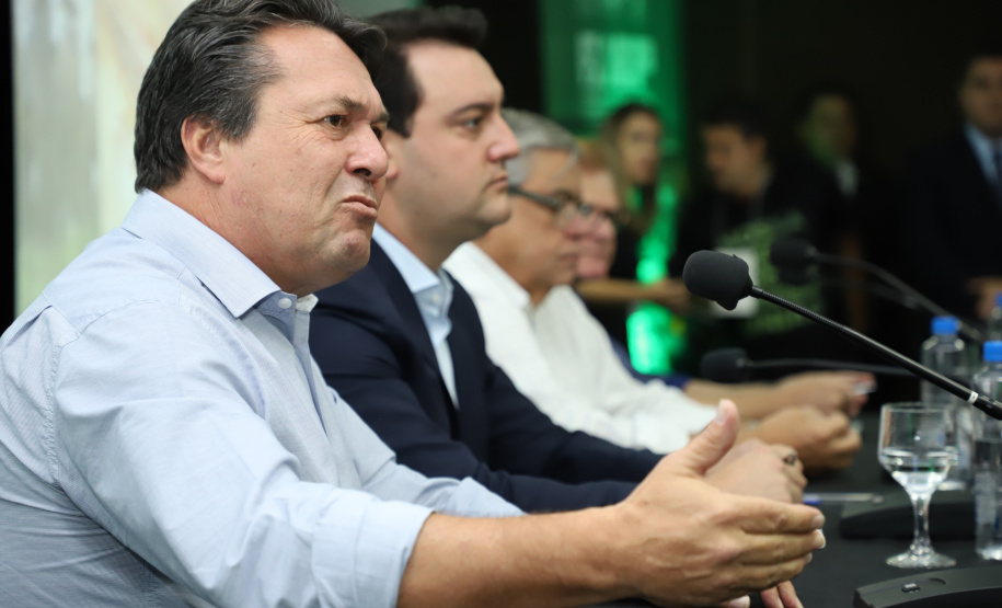 O governador Carlos Massa Ratinho Junior lançou nesta segunda-feira (27) o programa Descomplica Rural para agilizar os processos de licenciamento ambiental no campo. O objetivo é induzir o desenvolvimento sustentável com metodologia mais moderna, e permitir a geração de novos negócios e mais empregos.Foto: José Fernando Ogura/AEN