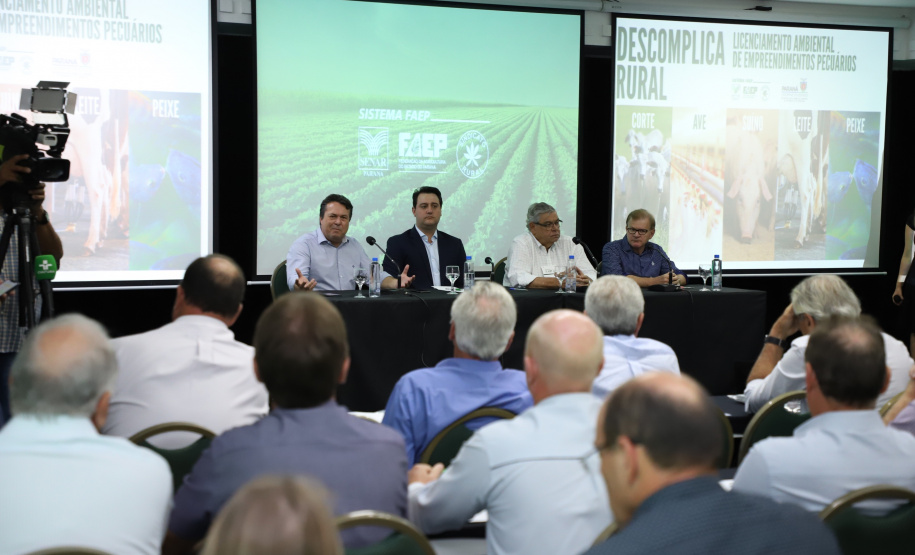 O governador Carlos Massa Ratinho Junior lançou nesta segunda-feira (27) o programa Descomplica Rural para agilizar os processos de licenciamento ambiental no campo. O objetivo é induzir o desenvolvimento sustentável com metodologia mais moderna, e permitir a geração de novos negócios e mais empregos.Foto: José Fernando Ogura/AEN