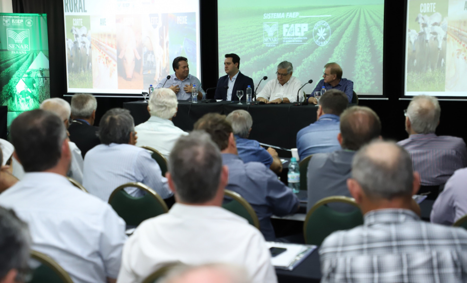 O governador Carlos Massa Ratinho Junior lançou nesta segunda-feira (27) o programa Descomplica Rural para agilizar os processos de licenciamento ambiental no campo. O objetivo é induzir o desenvolvimento sustentável com metodologia mais moderna, e permitir a geração de novos negócios e mais empregos.Foto: José Fernando Ogura/AEN