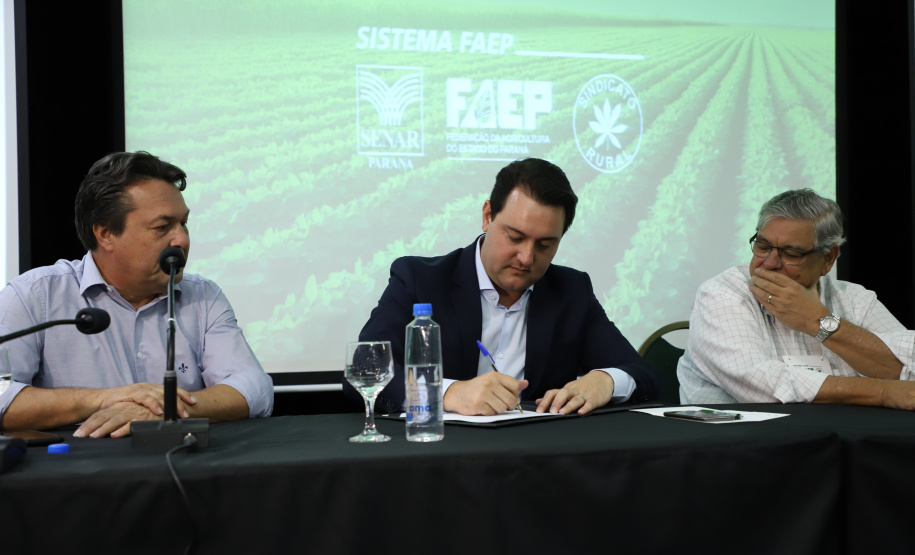 O governador Carlos Massa Ratinho Junior lançou nesta segunda-feira (27) o programa Descomplica Rural para agilizar os processos de licenciamento ambiental no campo. O objetivo é induzir o desenvolvimento sustentável com metodologia mais moderna, e permitir a geração de novos negócios e mais empregos.Foto: José Fernando Ogura/AEN