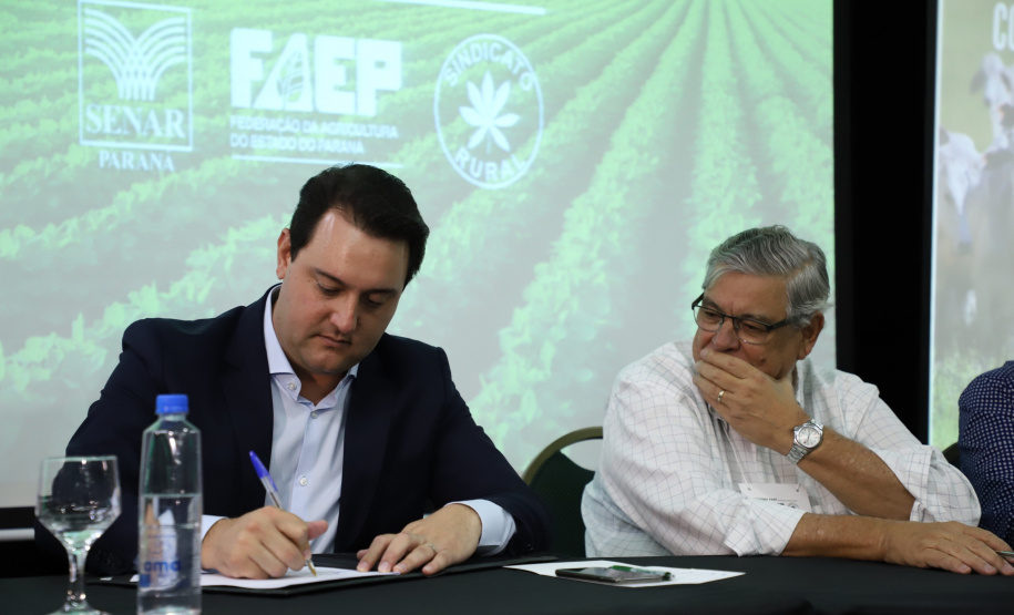 O governador Carlos Massa Ratinho Junior lançou nesta segunda-feira (27) o programa Descomplica Rural para agilizar os processos de licenciamento ambiental no campo. O objetivo é induzir o desenvolvimento sustentável com metodologia mais moderna, e permitir a geração de novos negócios e mais empregos.Foto: José Fernando Ogura/AEN