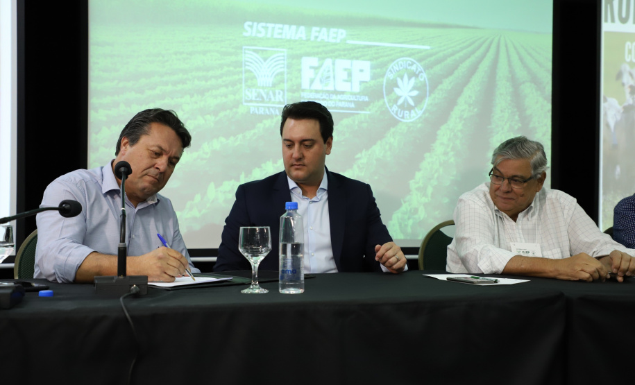 O governador Carlos Massa Ratinho Junior lançou nesta segunda-feira (27) o programa Descomplica Rural para agilizar os processos de licenciamento ambiental no campo. O objetivo é induzir o desenvolvimento sustentável com metodologia mais moderna, e permitir a geração de novos negócios e mais empregos.Foto: José Fernando Ogura/AEN
