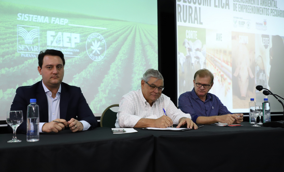 O governador Carlos Massa Ratinho Junior lançou nesta segunda-feira (27) o programa Descomplica Rural para agilizar os processos de licenciamento ambiental no campo. O objetivo é induzir o desenvolvimento sustentável com metodologia mais moderna, e permitir a geração de novos negócios e mais empregos.Foto: José Fernando Ogura/AEN