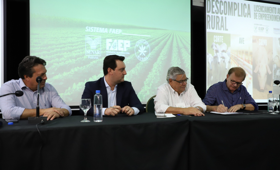 O governador Carlos Massa Ratinho Junior lançou nesta segunda-feira (27) o programa Descomplica Rural para agilizar os processos de licenciamento ambiental no campo. O objetivo é induzir o desenvolvimento sustentável com metodologia mais moderna, e permitir a geração de novos negócios e mais empregos.Foto: José Fernando Ogura/AEN