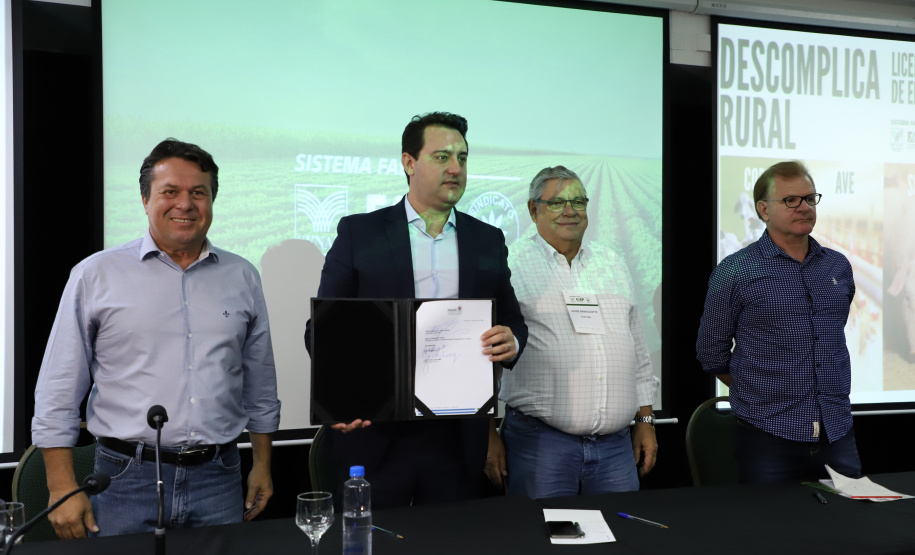 O governador Carlos Massa Ratinho Junior lançou nesta segunda-feira (27) o programa Descomplica Rural para agilizar os processos de licenciamento ambiental no campo. O objetivo é induzir o desenvolvimento sustentável com metodologia mais moderna, e permitir a geração de novos negócios e mais empregos.Foto: José Fernando Ogura/AEN