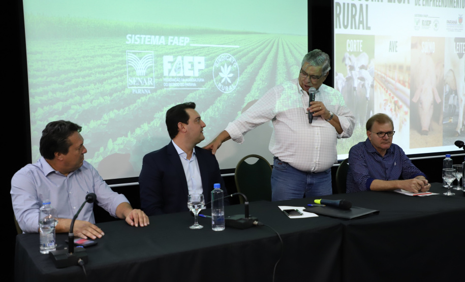 O governador Carlos Massa Ratinho Junior lançou nesta segunda-feira (27) o programa Descomplica Rural para agilizar os processos de licenciamento ambiental no campo. O objetivo é induzir o desenvolvimento sustentável com metodologia mais moderna, e permitir a geração de novos negócios e mais empregos.Foto: José Fernando Ogura/AEN