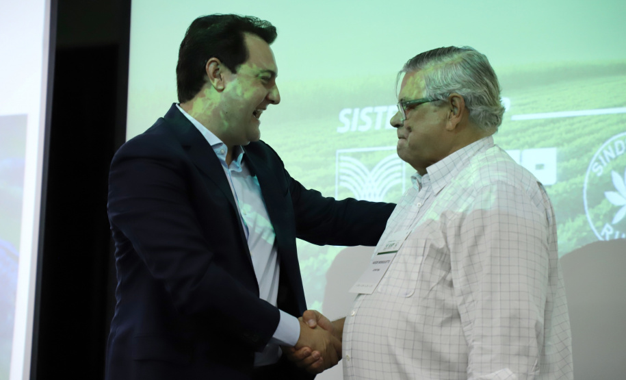 O governador Carlos Massa Ratinho Junior lançou nesta segunda-feira (27) o programa Descomplica Rural para agilizar os processos de licenciamento ambiental no campo. O objetivo é induzir o desenvolvimento sustentável com metodologia mais moderna, e permitir a geração de novos negócios e mais empregos.Foto: José Fernando Ogura/AEN