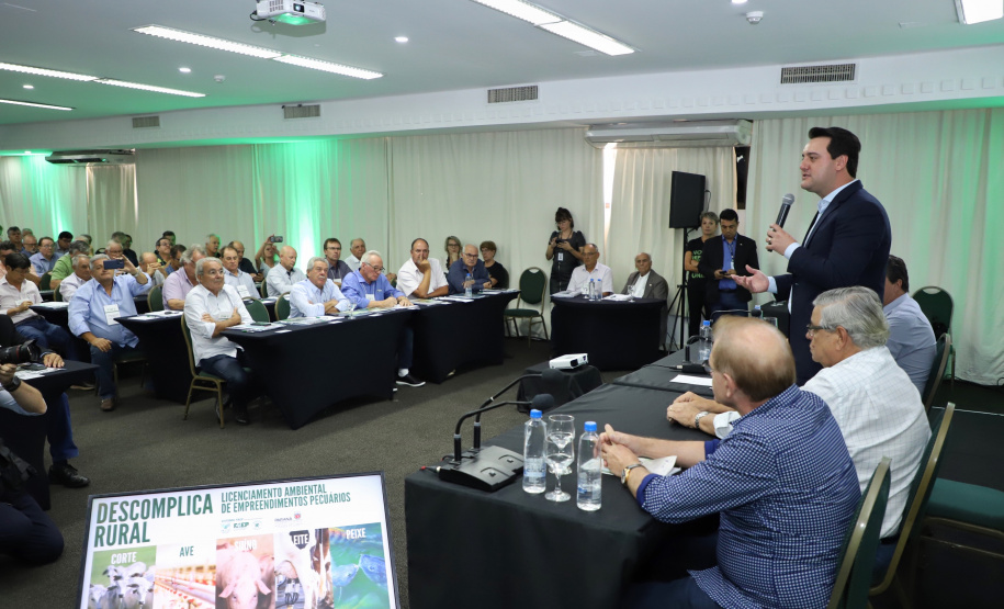 O governador Carlos Massa Ratinho Junior lançou nesta segunda-feira (27) o programa Descomplica Rural para agilizar os processos de licenciamento ambiental no campo. O objetivo é induzir o desenvolvimento sustentável com metodologia mais moderna, e permitir a geração de novos negócios e mais empregos.Foto: José Fernando Ogura/AEN