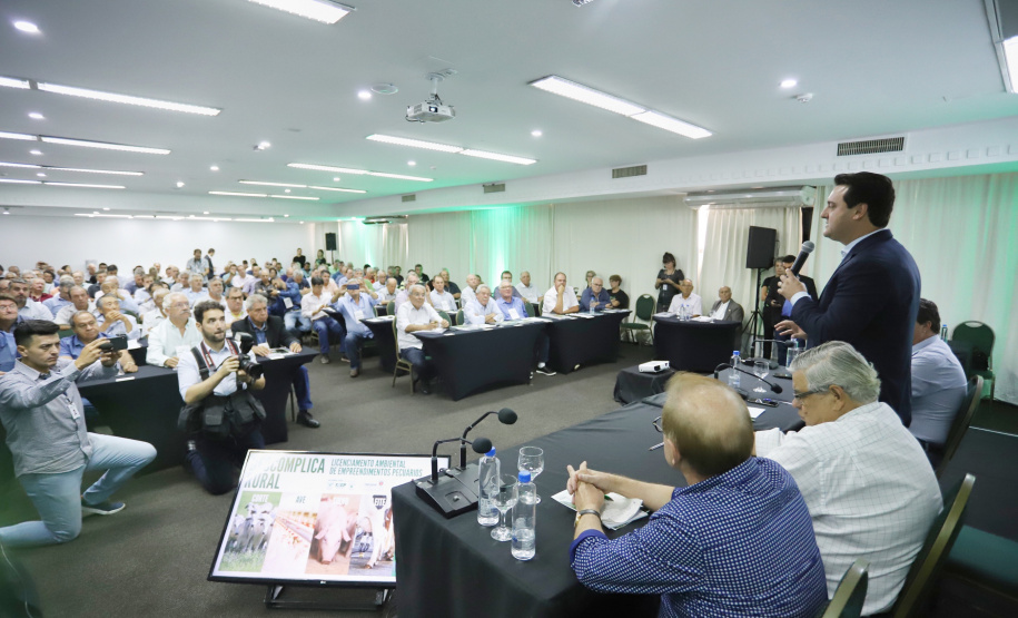 O governador Carlos Massa Ratinho Junior lançou nesta segunda-feira (27) o programa Descomplica Rural para agilizar os processos de licenciamento ambiental no campo. O objetivo é induzir o desenvolvimento sustentável com metodologia mais moderna, e permitir a geração de novos negócios e mais empregos.Foto: José Fernando Ogura/AEN