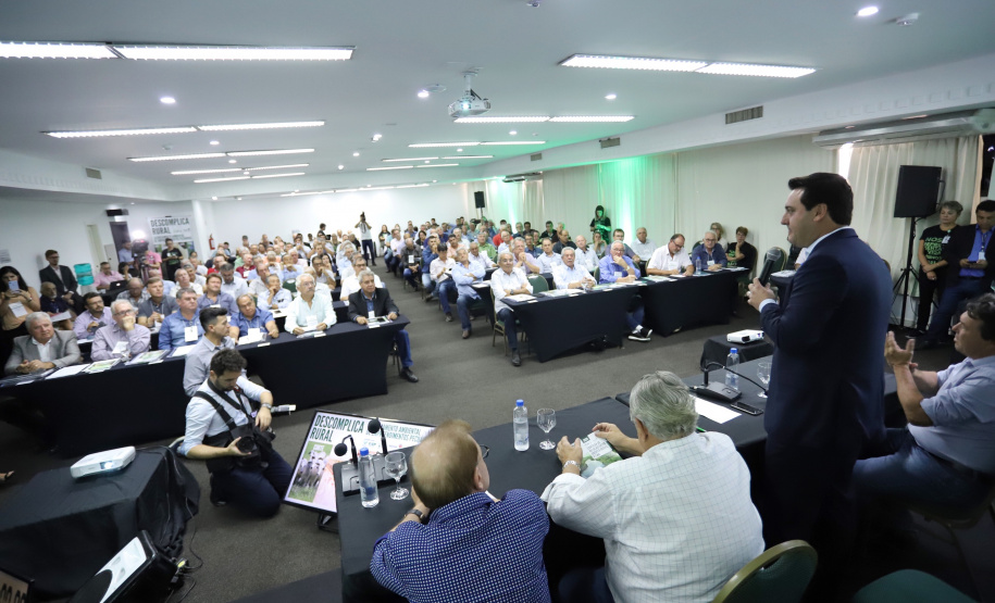 O governador Carlos Massa Ratinho Junior lançou nesta segunda-feira (27) o programa Descomplica Rural para agilizar os processos de licenciamento ambiental no campo. O objetivo é induzir o desenvolvimento sustentável com metodologia mais moderna, e permitir a geração de novos negócios e mais empregos.Foto: José Fernando Ogura/AEN
