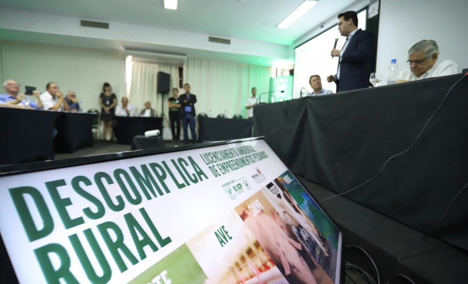 O governador Carlos Massa Ratinho Junior lançou nesta segunda-feira (27) o programa Descomplica Rural para agilizar os processos de licenciamento ambiental no campo. O objetivo é induzir o desenvolvimento sustentável com metodologia mais moderna, e permitir a geração de novos negócios e mais empregos.Foto: José Fernando Ogura/AEN