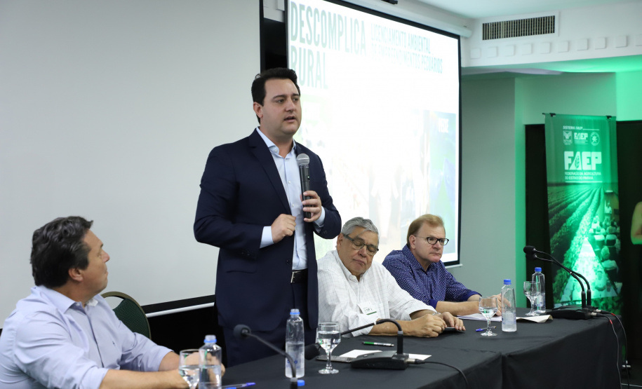 O governador Carlos Massa Ratinho Junior lançou nesta segunda-feira (27) o programa Descomplica Rural para agilizar os processos de licenciamento ambiental no campo. O objetivo é induzir o desenvolvimento sustentável com metodologia mais moderna, e permitir a geração de novos negócios e mais empregos.Foto: José Fernando Ogura/AEN