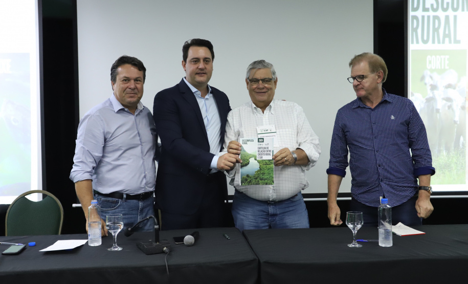 O governador Carlos Massa Ratinho Junior lançou nesta segunda-feira (27) o programa Descomplica Rural para agilizar os processos de licenciamento ambiental no campo. O objetivo é induzir o desenvolvimento sustentável com metodologia mais moderna, e permitir a geração de novos negócios e mais empregos.Foto: José Fernando Ogura/AEN