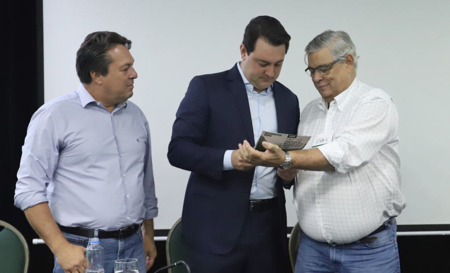 O governador Carlos Massa Ratinho Junior lançou nesta segunda-feira (27) o programa Descomplica Rural para agilizar os processos de licenciamento ambiental no campo. O objetivo é induzir o desenvolvimento sustentável com metodologia mais moderna, e permitir a geração de novos negócios e mais empregos.Foto: José Fernando Ogura/AEN