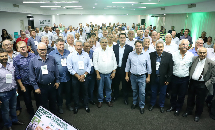 O governador Carlos Massa Ratinho Junior lançou nesta segunda-feira (27) o programa Descomplica Rural para agilizar os processos de licenciamento ambiental no campo. O objetivo é induzir o desenvolvimento sustentável com metodologia mais moderna, e permitir a geração de novos negócios e mais empregos.Foto: José Fernando Ogura/AEN