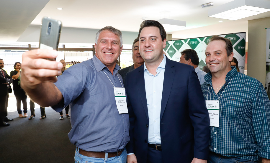 O governador Carlos Massa Ratinho Junior lançou nesta segunda-feira (27) o programa Descomplica Rural para agilizar os processos de licenciamento ambiental no campo. O objetivo é induzir o desenvolvimento sustentável com metodologia mais moderna, e permitir a geração de novos negócios e mais empregos.