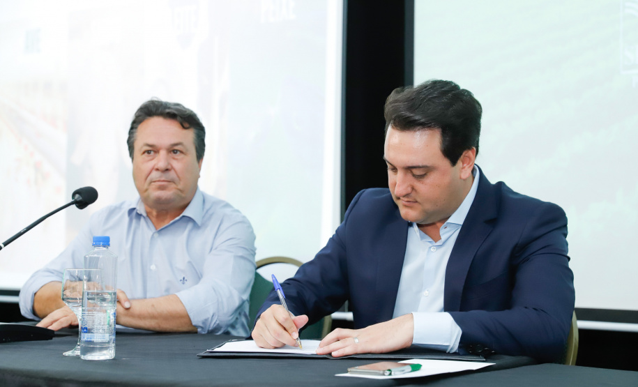 O governador Carlos Massa Ratinho Junior lançou nesta segunda-feira (27) o programa Descomplica Rural para agilizar os processos de licenciamento ambiental no campo. O objetivo é induzir o desenvolvimento sustentável com metodologia mais moderna, e permitir a geração de novos negócios e mais empregos.