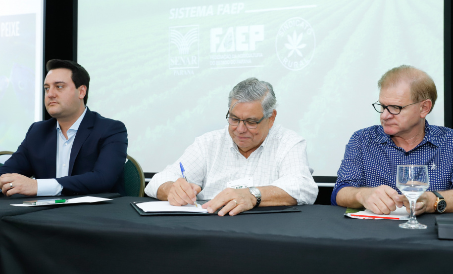 O governador Carlos Massa Ratinho Junior lançou nesta segunda-feira (27) o programa Descomplica Rural para agilizar os processos de licenciamento ambiental no campo. O objetivo é induzir o desenvolvimento sustentável com metodologia mais moderna, e permitir a geração de novos negócios e mais empregos.