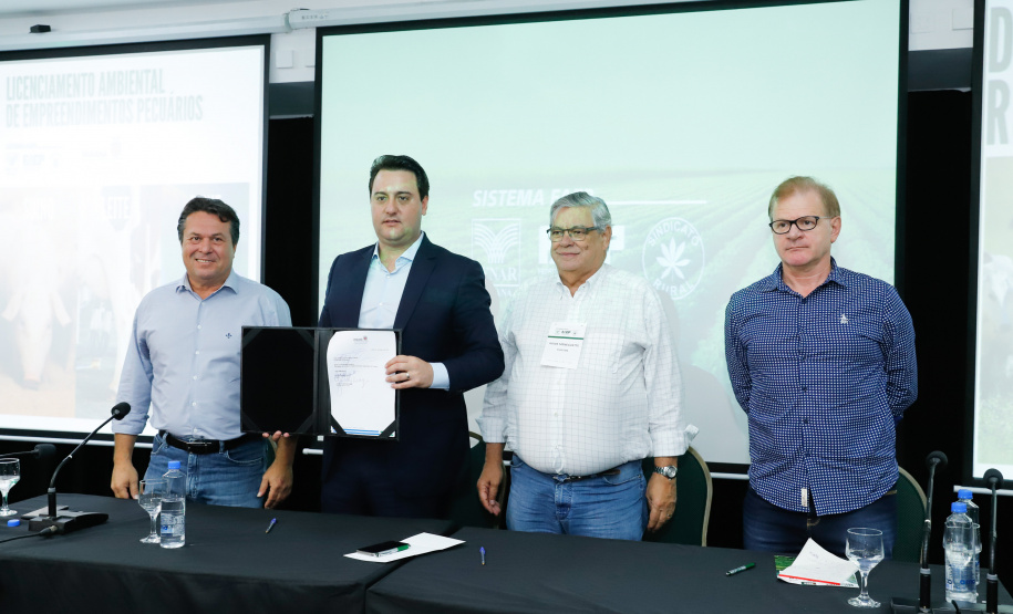 O governador Carlos Massa Ratinho Junior lançou nesta segunda-feira (27) o programa Descomplica Rural para agilizar os processos de licenciamento ambiental no campo. O objetivo é induzir o desenvolvimento sustentável com metodologia mais moderna, e permitir a geração de novos negócios e mais empregos.