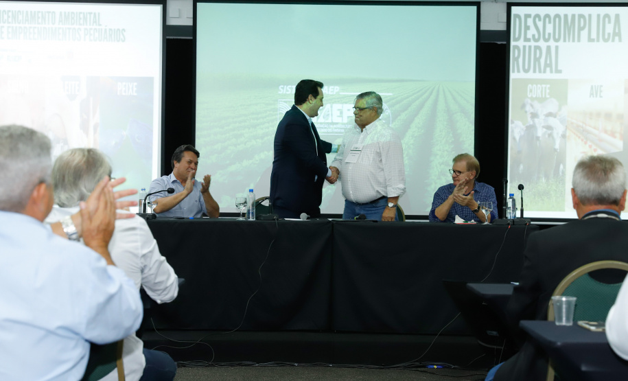 O governador Carlos Massa Ratinho Junior lançou nesta segunda-feira (27) o programa Descomplica Rural para agilizar os processos de licenciamento ambiental no campo. O objetivo é induzir o desenvolvimento sustentável com metodologia mais moderna, e permitir a geração de novos negócios e mais empregos.