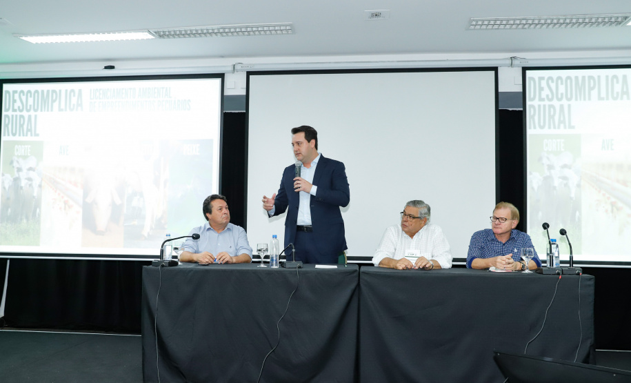 O governador Carlos Massa Ratinho Junior lançou nesta segunda-feira (27) o programa Descomplica Rural para agilizar os processos de licenciamento ambiental no campo. O objetivo é induzir o desenvolvimento sustentável com metodologia mais moderna, e permitir a geração de novos negócios e mais empregos.