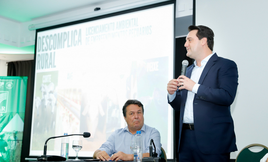 O governador Carlos Massa Ratinho Junior lançou nesta segunda-feira (27) o programa Descomplica Rural para agilizar os processos de licenciamento ambiental no campo. O objetivo é induzir o desenvolvimento sustentável com metodologia mais moderna, e permitir a geração de novos negócios e mais empregos.