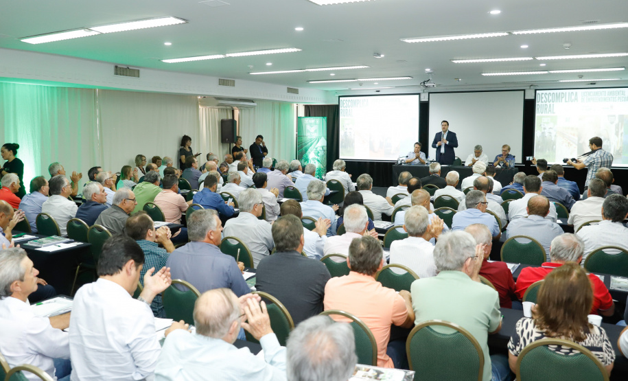 O governador Carlos Massa Ratinho Junior lançou nesta segunda-feira (27) o programa Descomplica Rural para agilizar os processos de licenciamento ambiental no campo. O objetivo é induzir o desenvolvimento sustentável com metodologia mais moderna, e permitir a geração de novos negócios e mais empregos.