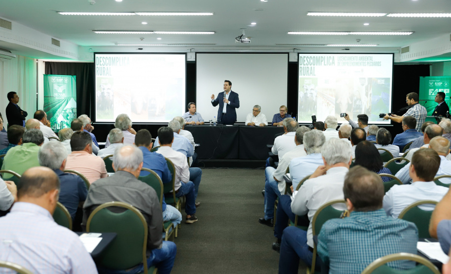 O governador Carlos Massa Ratinho Junior lançou nesta segunda-feira (27) o programa Descomplica Rural para agilizar os processos de licenciamento ambiental no campo. O objetivo é induzir o desenvolvimento sustentável com metodologia mais moderna, e permitir a geração de novos negócios e mais empregos.