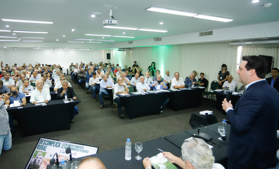 O governador Carlos Massa Ratinho Junior lançou nesta segunda-feira (27) o programa Descomplica Rural para agilizar os processos de licenciamento ambiental no campo. O objetivo é induzir o desenvolvimento sustentável com metodologia mais moderna, e permitir a geração de novos negócios e mais empregos.