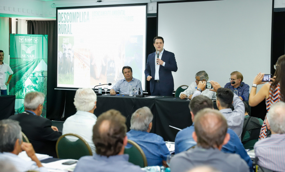 O governador Carlos Massa Ratinho Junior lançou nesta segunda-feira (27) o programa Descomplica Rural para agilizar os processos de licenciamento ambiental no campo. O objetivo é induzir o desenvolvimento sustentável com metodologia mais moderna, e permitir a geração de novos negócios e mais empregos.
