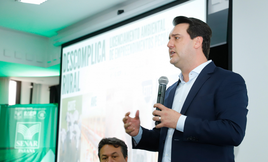 O governador Carlos Massa Ratinho Junior lançou nesta segunda-feira (27) o programa Descomplica Rural para agilizar os processos de licenciamento ambiental no campo. O objetivo é induzir o desenvolvimento sustentável com metodologia mais moderna, e permitir a geração de novos negócios e mais empregos.