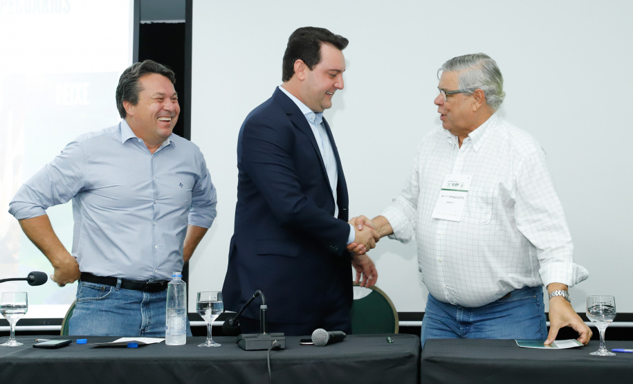 O governador Carlos Massa Ratinho Junior lançou nesta segunda-feira (27) o programa Descomplica Rural para agilizar os processos de licenciamento ambiental no campo. O objetivo é induzir o desenvolvimento sustentável com metodologia mais moderna, e permitir a geração de novos negócios e mais empregos.