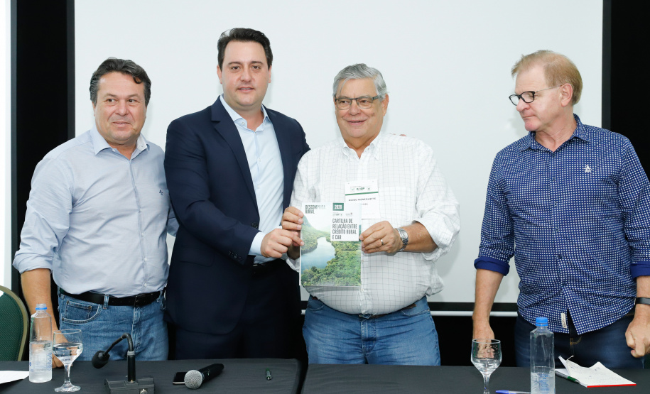 O governador Carlos Massa Ratinho Junior lançou nesta segunda-feira (27) o programa Descomplica Rural para agilizar os processos de licenciamento ambiental no campo. O objetivo é induzir o desenvolvimento sustentável com metodologia mais moderna, e permitir a geração de novos negócios e mais empregos.