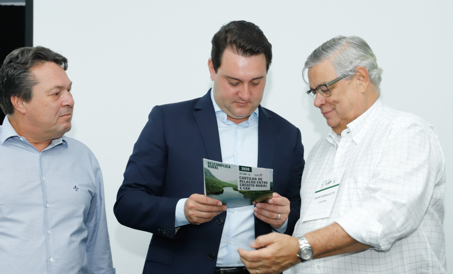 O governador Carlos Massa Ratinho Junior lançou nesta segunda-feira (27) o programa Descomplica Rural para agilizar os processos de licenciamento ambiental no campo. O objetivo é induzir o desenvolvimento sustentável com metodologia mais moderna, e permitir a geração de novos negócios e mais empregos.