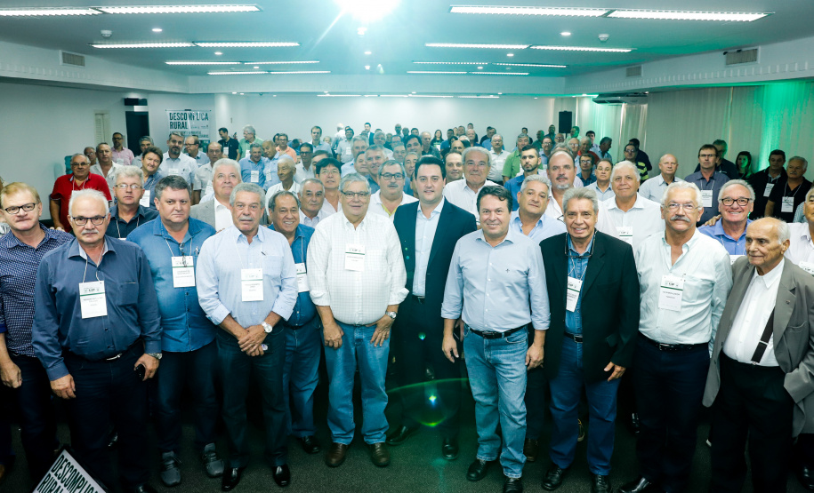 O governador Carlos Massa Ratinho Junior lançou nesta segunda-feira (27) o programa Descomplica Rural para agilizar os processos de licenciamento ambiental no campo. O objetivo é induzir o desenvolvimento sustentável com metodologia mais moderna, e permitir a geração de novos negócios e mais empregos.