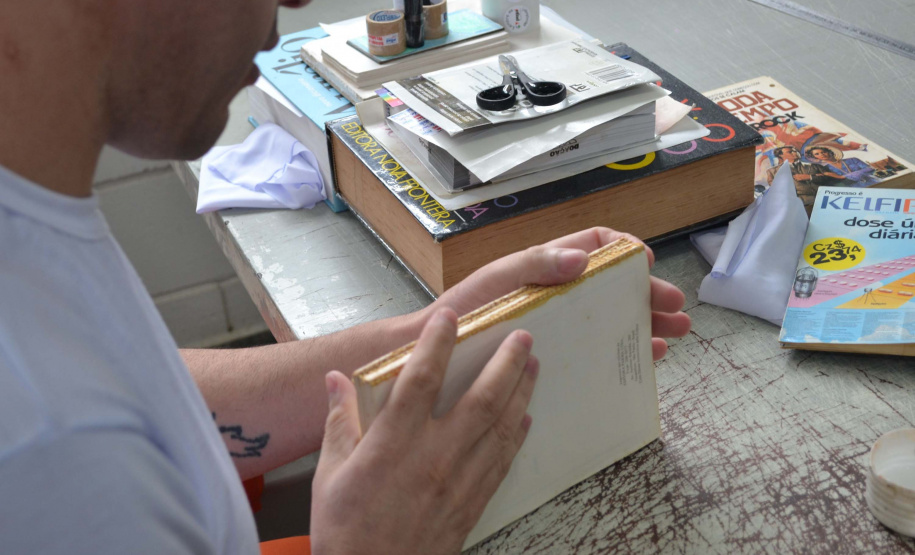 Mais de 6 mil exemplares já foram recuperados em três anos do projeto. Projeto também já ilustrou e imprimiu alguns cordéis e recebeu prêmio de boas práticas.
Foto: José Leocádio/Depen