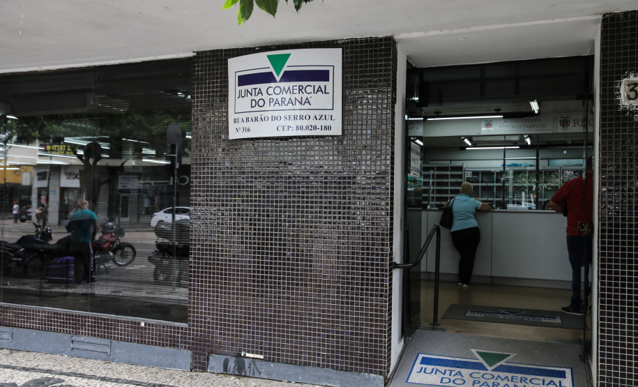 A Junta Comercial do Paraná deu um grande salto no ano passado. Depois de começar 2019 com 2,5 mil processos acumulados e na última posição entre os estados no tempo levado para a abertura de empresas, a autarquia terminou o ano como uma das mais eficientes do Brasil.Foto: Geraldo Bubniak/AEN