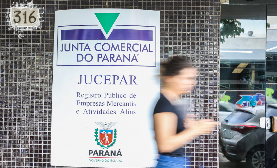 O Paraná encerrou 2019 com saldo de 111.616 novas empresas, segundo dados da Junta Comercial. Foram 182.437 aberturas, crescimento de 5% em relação a 2018, e 70.821 baixas. Os dados somam todas as modalidades: sociedades empresárias limitadas, anônimas e cooperativas, empresas individuais, microempresas individuais e eirelis (empresas individuais de responsabilidade limitada).  Foto: Geraldo Bubniak/AEN