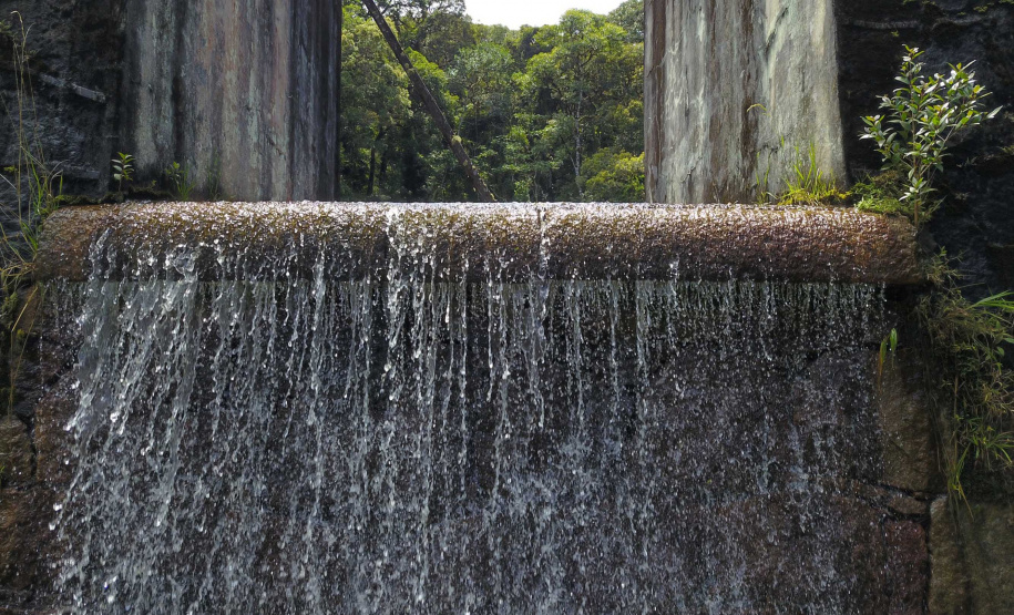 A cidade de Piraquara guarda uma riqueza incalculável para boa parte da população da Região Metropolitana de Curitiba: a sua principal fonte de água ou os chamados Mananciais da Serra. Eles são parte de uma Área de Preservação Ambiental (APA) e compõem o Parque Estadual Pico do Marumbi e o Roteiro Caminho Trentino de Piraquara, que são atrações especiais e pouco conhecidas do verão paranaense. Foto: José Fernando Ogura/AEN