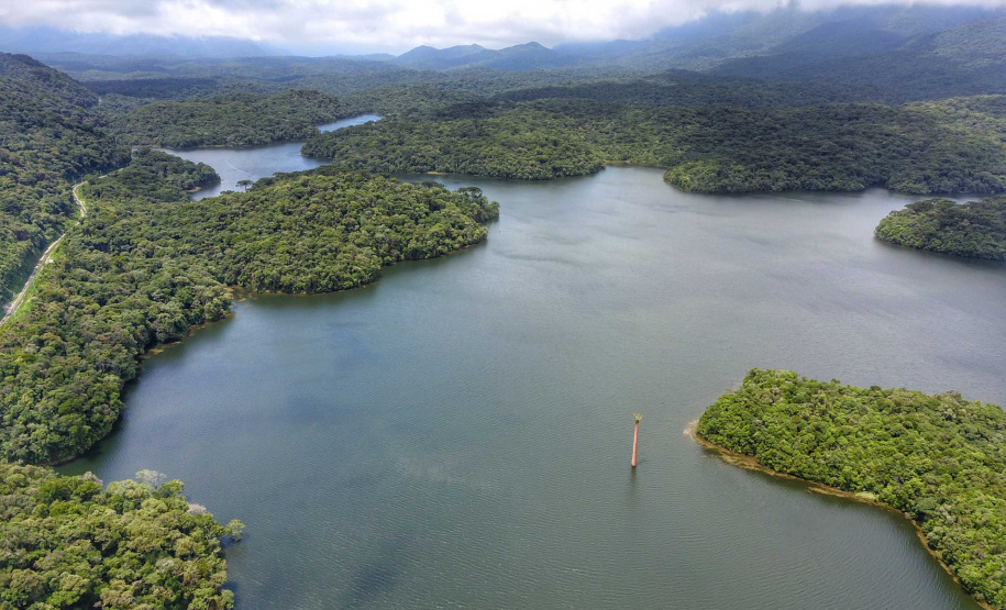 A cidade de Piraquara guarda uma riqueza incalculável para boa parte da população da Região Metropolitana de Curitiba: a sua principal fonte de água ou os chamados Mananciais da Serra. Eles são parte de uma Área de Preservação Ambiental (APA) e compõem o Parque Estadual Pico do Marumbi e o Roteiro Caminho Trentino de Piraquara, que são atrações especiais e pouco conhecidas do verão paranaense. Foto: José Fernando Ogura/AEN