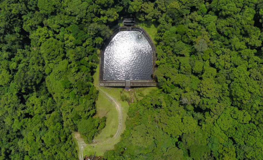 A cidade de Piraquara guarda uma riqueza incalculável para boa parte da população da Região Metropolitana de Curitiba: a sua principal fonte de água ou os chamados Mananciais da Serra. Eles são parte de uma Área de Preservação Ambiental (APA) e compõem o Parque Estadual Pico do Marumbi e o Roteiro Caminho Trentino de Piraquara, que são atrações especiais e pouco conhecidas do verão paranaense. Foto: José Fernando Ogura/AEN