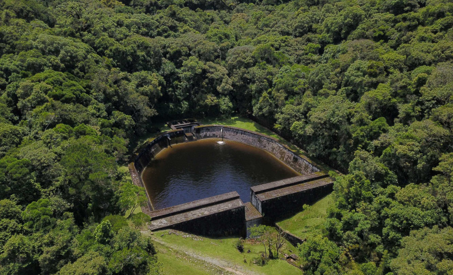 A cidade de Piraquara guarda uma riqueza incalculável para boa parte da população da Região Metropolitana de Curitiba: a sua principal fonte de água ou os chamados Mananciais da Serra. Eles são parte de uma Área de Preservação Ambiental (APA) e compõem o Parque Estadual Pico do Marumbi e o Roteiro Caminho Trentino de Piraquara, que são atrações especiais e pouco conhecidas do verão paranaense. Foto: José Fernando Ogura/AEN