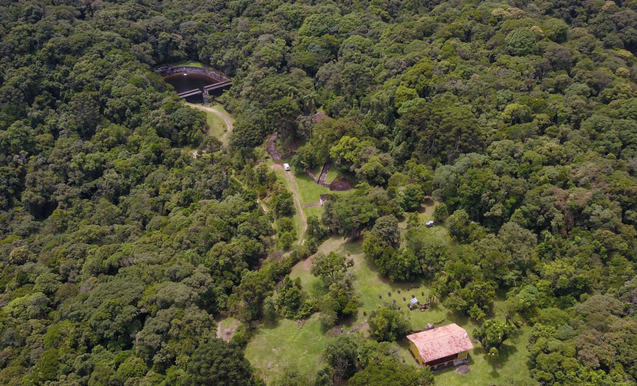 A cidade de Piraquara guarda uma riqueza incalculável para boa parte da população da Região Metropolitana de Curitiba: a sua principal fonte de água ou os chamados Mananciais da Serra. Eles são parte de uma Área de Preservação Ambiental (APA) e compõem o Parque Estadual Pico do Marumbi e o Roteiro Caminho Trentino de Piraquara, que são atrações especiais e pouco conhecidas do verão paranaense. Foto: José Fernando Ogura/AEN