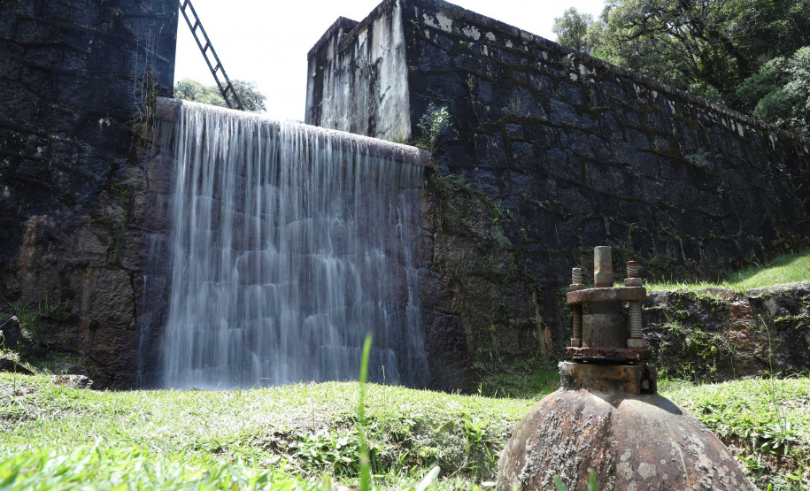 A cidade de Piraquara guarda uma riqueza incalculável para boa parte da população da Região Metropolitana de Curitiba: a sua principal fonte de água ou os chamados Mananciais da Serra. Eles são parte de uma Área de Preservação Ambiental (APA) e compõem o Parque Estadual Pico do Marumbi e o Roteiro Caminho Trentino de Piraquara, que são atrações especiais e pouco conhecidas do verão paranaense. Foto: José Fernando Ogura/AEN