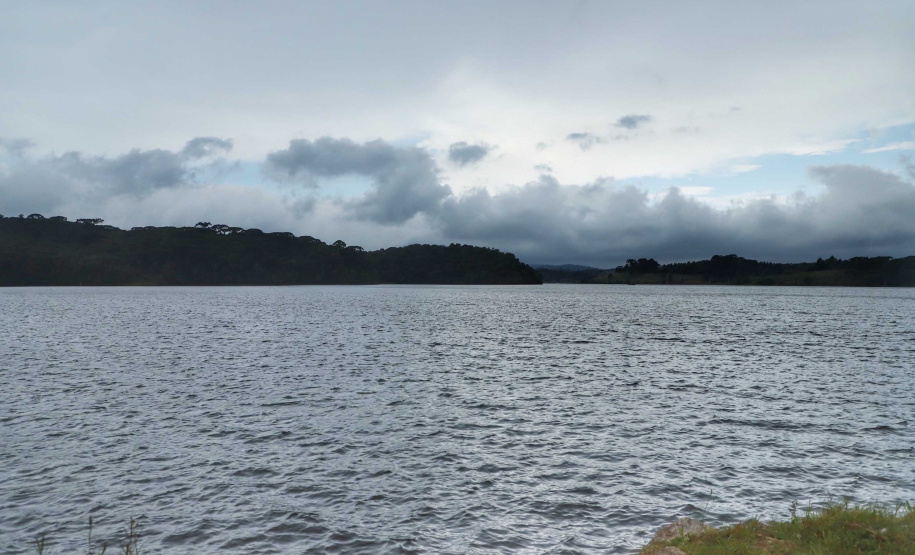 A cidade de Piraquara guarda uma riqueza incalculável para boa parte da população da Região Metropolitana de Curitiba: a sua principal fonte de água ou os chamados Mananciais da Serra. Eles são parte de uma Área de Preservação Ambiental (APA) e compõem o Parque Estadual Pico do Marumbi e o Roteiro Caminho Trentino de Piraquara, que são atrações especiais e pouco conhecidas do verão paranaense. Foto: José Fernando Ogura/AEN