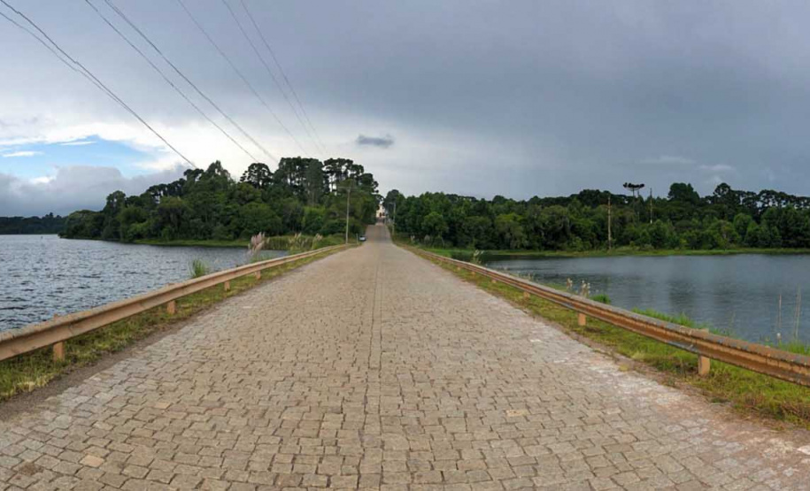 A cidade de Piraquara guarda uma riqueza incalculável para boa parte da população da Região Metropolitana de Curitiba: a sua principal fonte de água ou os chamados Mananciais da Serra. Eles são parte de uma Área de Preservação Ambiental (APA) e compõem o Parque Estadual Pico do Marumbi e o Roteiro Caminho Trentino de Piraquara, que são atrações especiais e pouco conhecidas do verão paranaense. Foto: José Fernando Ogura/AEN