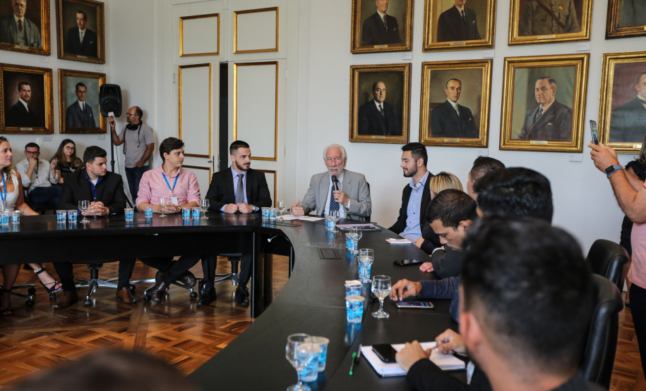 Posse Conselho Juventude O vice governador Darci Piana empossa nesta terça-feira (28),membros do Conselho Estadual da Juventude. O CEJUV é um órgão colegiado de caráter consultivo, vinculado à Casa Civil por meio da assessoria especial para políticas públicas de juventude (AEJ), sendo composto por representantes da sociedade civil e do poder público com reconhecida atuação na defesa e promoção dos direitos da juventude. Curitiba, 28/01/2020 - Foto: Geraldo Bubniak/AEN