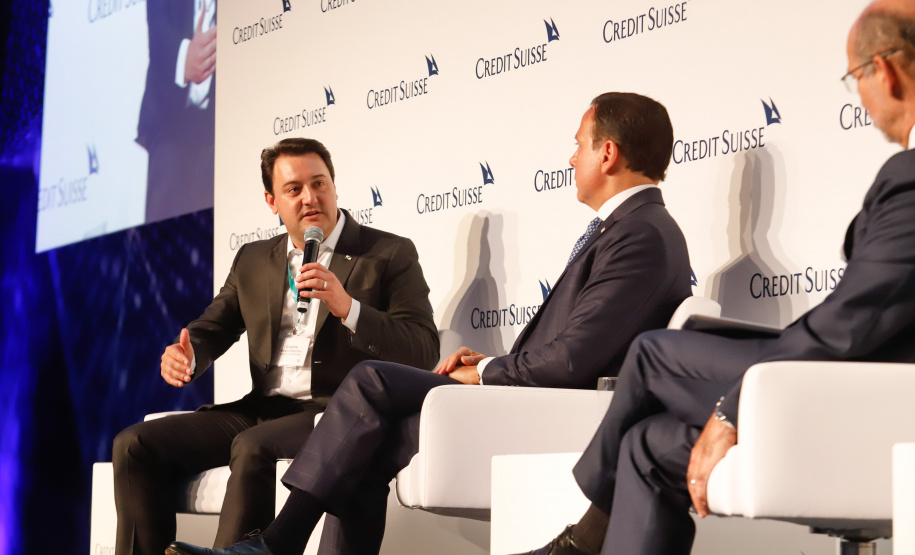 O governador Carlos Massa Ratinho Junior apresentou nesta terça-feira (28) a investidores brasileiros e estrangeiros reunidos pelo banco Credit Suisse os principais programas do Estado e as conquistas econômicas alcançadas em 2019. Ele participou do painel “Os Desafios dos Estados Brasileiros”, na 2020 Latin America Investment Conference, em São Paulo.