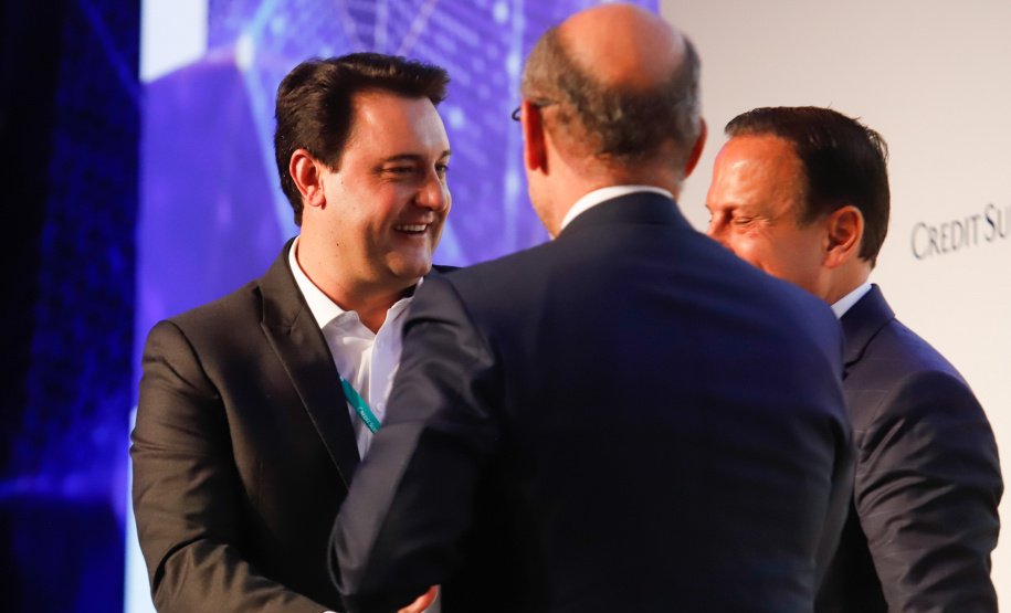 O governador Carlos Massa Ratinho Junior apresentou nesta terça-feira (28) a investidores brasileiros e estrangeiros reunidos pelo banco Credit Suisse os principais programas do Estado e as conquistas econômicas alcançadas em 2019. Ele participou do painel “Os Desafios dos Estados Brasileiros”, na 2020 Latin America Investment Conference, em São Paulo.