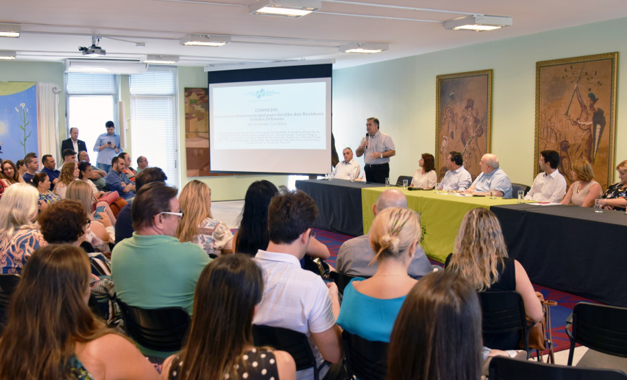 Curitiba e municípios da região metropolitana farão um mutirão para eliminar criadouros do mosquito da dengue. A medida preventiva foi discutida em reunião do secretário de Estado da Saúde, Beto Preto; e a secretária da Saúde de Curitiba, Márcia Huçulak, na prefeitura, terça-feira. Foto:SESA